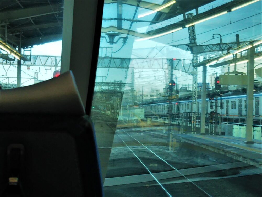 ロマンスカーGSEの展望席２列目の窓側座席から見える景色（海老名駅と線路）